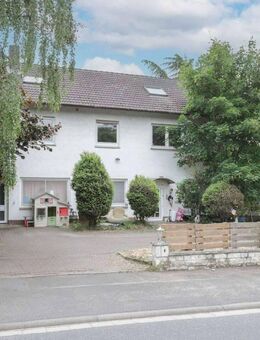 MFH mit 3 Wohnungen, Reitanlage mit Stallungen & 2,6 ha Weideland in Büdingen-Calbach - Büdingen