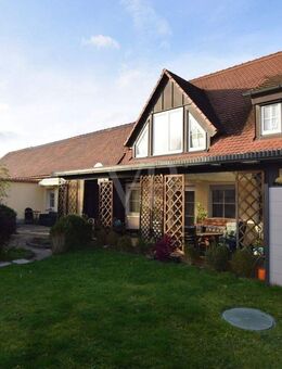 Betriebsurlaub bis 06.01.26. Ab 07.01.26 sind wir wie gewohnt für Sie da! - Reihenendhaus mit Doppelgarage, Terrasse und kleinem Garten in zentrumsnah - Feuchtwangen