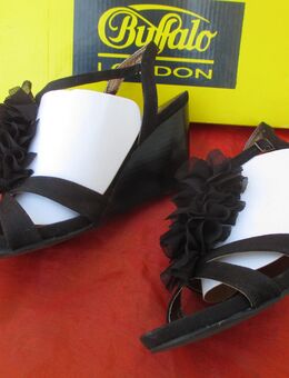 NEU * 3D Blumen * Blüten * Flower- Power * Hippie- Style * Canvas * Stoff * Keilabsatz * Wedges * T-Steg * Sandalen * Sandaletten * Schuhe "Buffalo" Gr. 37/ 4 * schwarz * Gothic * - Riedlingen