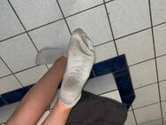 Verschwitzte Socken von einer 22-jährigen weiß Schweiß - Stuttgart