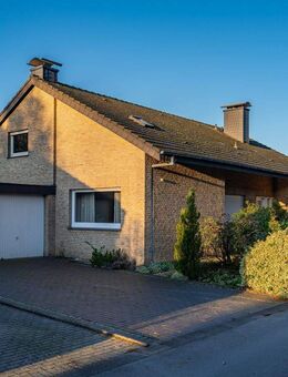 Exklusives Wohnen am Fuße des Teutoburger Walds: Großzügiges Einfamilienhaus mit umfangreicher Wohn- und Nutzfläche in Toplage von Steinhagen - Steinhagen (Nordrhein-Westfalen)