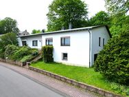 Ruhig gelegener, geräumiger Bungalow mit Garten und 2 Garagen am Ortsrand von Prüm - Prüm