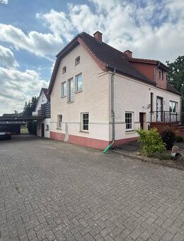 Langwedel: Individuelles Mehrfamilienhaus mit drei Wohneinheiten und Doppelcarport in zentraler Lage - Langwedel (Niedersachsen)