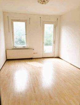 Nähe der Innenstadt & sofort bezugsfrei! Große 2 Zimmer-Whg. mit Balkon in denkmalgeschütztem Haus - Fürth