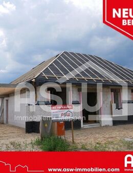 Musterhaus! Sehr geräumiger Neubaubungalow mit Winkelwalmdach und massiver Garage in Südlage - Herzlake