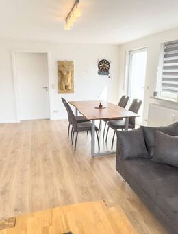 Helle 4-Zimmer-Wohnung mit Dachterrasse, Balkon, Einbauküche und Stellplatz in gepflegter Anlage - Coburg