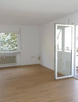 Renovierte 2 Zimmer Wohnung mit PKW Stellplatz und Balkon. Einziehen & wohlfühlen Frei ab sofort! - Freiberg (Neckar)