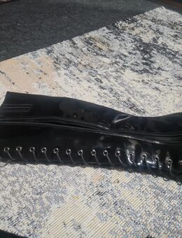 Schwarze Lackstiefel zu verkaufen - Langwedel (Niedersachsen)