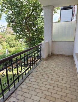 In Waldrandnähe - schöne Altbauwohnung mit Wintergarten, Balkon und Stellplatz - Eisenach