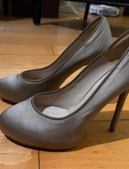 Festliche silberfarbene Pumps mit Stilettoabsätzen - Kleve Zentrum