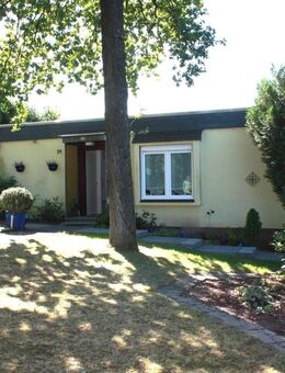 Kleiner Bungalow auf großem Grundstück mit Doppelgarage - Overath