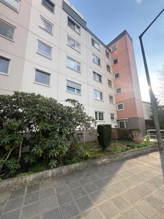 Teilsanierte 3 Zimmer Etagenwohnung in gefragter Lage mit Einbauküche, Balkon und Tiefgaragenstellplatz
