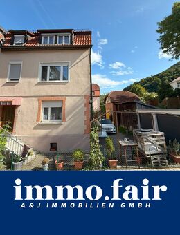 Attraktive Doppelhaushälfte mit Einliegerwohnung, Garten und 2 Garagen - Bad Urach