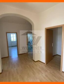 WOW! Außergewöhnlich geschnittene 3 Raum Wohnung mit Balkon, Aufzug, Dusche und Wanne! - Gera