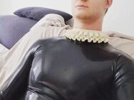 Latexboy will kuscheln - Magdeburg