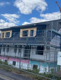 Doppelhaushälfte mit Doppelgarage und Stellplätzen - Sennfeld