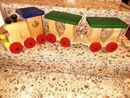 Holz Spielzeug--Lokomotive mit 2 Anhängern siehe die Fotos - Meckenheim