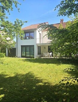 Stil trifft Raum - zukunftsfähige DHH mit Gartenidylle - Haar