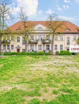 IMMOBERLIN.DE - Schöne Altbauwohnung mit Südbalkon, kleinem Garten & Pkw-Stellplatz - Berlin