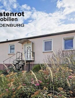 GROSSZÜGIGES WOHNEN AUF EINER EBENE MIT ÜBERDACHTER TERRASSE + GARAGE + VIEL PLATZ IM UNTERGESCHOSS - Altentreptow