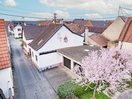 Kaiserstuhl-Idylle: Charmantes Einfamilienhaus mit Scheune, Doppelgarage und Hof - Sasbach (Kaiserstuhl)