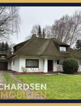 Attraktiver Walmdachbungalow unter Reet mit Sanierungspotential auf großem Grundstück in Rantrum - Rantrum