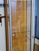 Schöner Glas  Vitrienenschrank, 1 Glastür , dahinter 4 Glas-Einlegeböden in 65929
