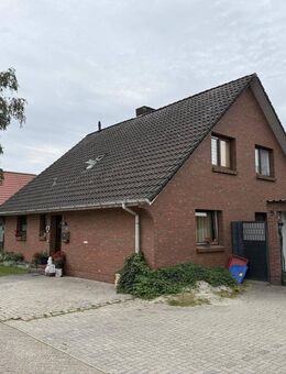 Zweifamilienhaus in Apen - ca. 157 m² Wohnfläche, renovierte DG-Wohnung, Doppelgarage & Balkon - Apen