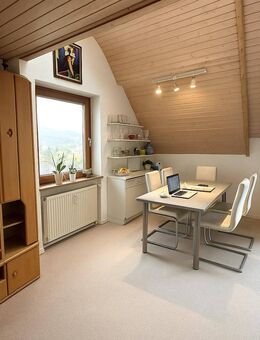 Architektonisch reizvolle 2,5-Zimmer-Galeriewohnung mit Dachterrasse in herrlicher Aussichtslage - Filderstadt