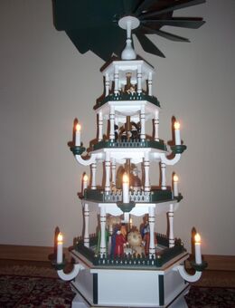 Weihnachtspyramide neuwertig beleuchtet - Oschatz
