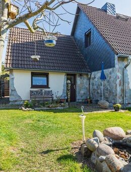 Wohnen mit Charme: Gepflegtes Haus mit romantischem Gartenparadies - Bornhöved