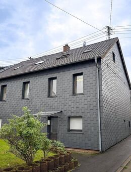 Dreiparteienhaus mit 5 Garagen und der Möglichkeit zur Neuvermietung nach eigenen Vorstellungen - Riegelsberg