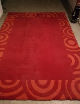 Gut erhaltener Teppich in Rot mit Muster - Germering