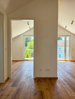 *** Gemütliche Dachgeschoss-Wohnung *** hochwertig ausgeführt und mit vollständiger Einbauküche *** - Traunstein
