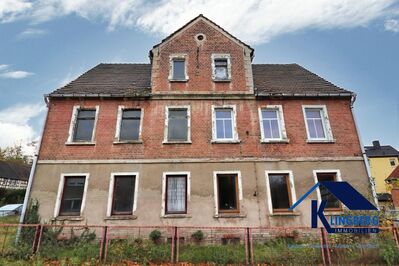 Sanierungsbedürftiges Mehrfamilienhaus mit breiter PKW-Einfahrt und Grundstück zu verkaufen!