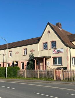 Vollvermietete Gewerbeimmobilie mit kleinem Wohnhaus und Parkplatzfläche als Kapitalanlage - Kulmbach