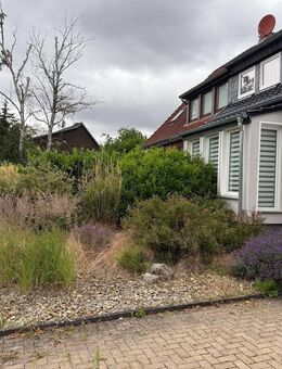 Besondere Immobilie in Isernhagen-Süd: Doppelhaushälfte mit großer Terrasse und großem Garten! - Hannover