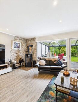 WIEDER VERFÜGBAR - Modernisierter Flachdach-Bungalow mit Wintergarten und Wohlfühlgarten - Wittmund