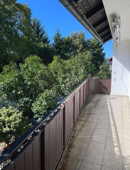 Helle großzügig geschnittene 6-Zimmer-Wohnung über 2 Etagen mit Balkon und Gartenanteil - Zapfendorf