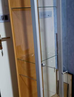 Schöner Vitrinen Schrank, 1 Glastür, dahinter 4 Glas-Einlegeböden Maße H X B x T=172 X 36 X 33 cm. - Frankfurt (Main) Unterliederbach