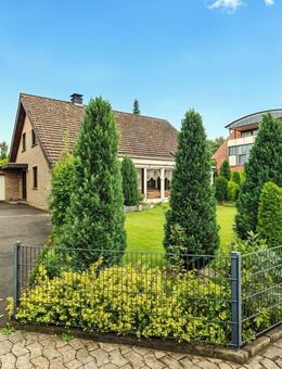 Gepflegtes Einfamilienhaus mit Wintergarten, Doppelgarage & Potenzial für zwei Generationen. - Halle (Westfalen)