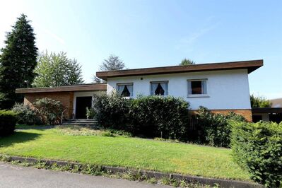 == Bungalow mit viel Potenzial in Top-Lage ==