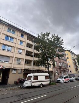 Renovierungsbedürftige 2-Zimmer-Wohnung mit Balkon, Aufzug und Garage - Nürnberg