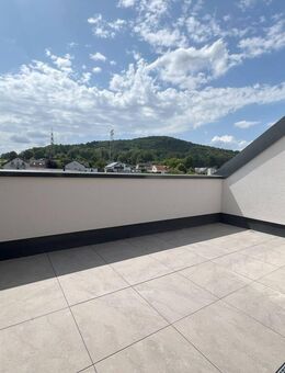 ERSTBEZUG - TOP 3-ZIMMER-DACHGESCHOSS-WOHNUNG MIT FERNBLICK - 2 TERRASSEN - Mühlhausen (Regierungsbezirk Oberpfalz)