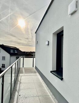 Helle 2,5-Zimmer-Penthouse-Wohnung mit hochwertiger Einbauküche und Aufzug - Seligenstadt