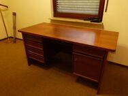 Massiver Schreibtisch der 1970er Jahre / Vollholz / Büro / Vintage Schreibmöbel - Zeuthen