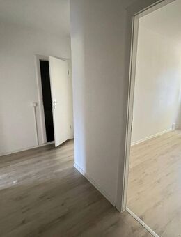 Schöne 4-Zimmer-Wohnung mit Balkon im 1.Obergeschoss - Plauen