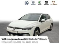 VW Golf, 1.5 eTSI Life, Jahr 2020 - Berlin