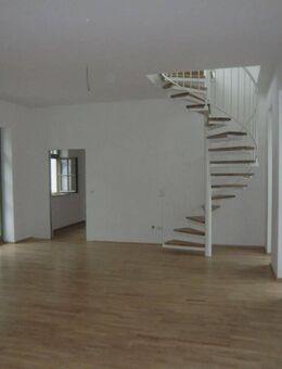 Maisonettewohnung mit 5 Zi und 2 Bäder, Einbauküche, großen Balkon, 2 Terrassen und überdachten Stellplatz - Leipzig