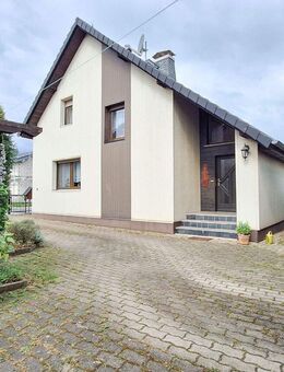 Gemütliches Einfamilienhaus mit Nebengebäude, Garage und Garten in Kamsdorf - Kamsdorf